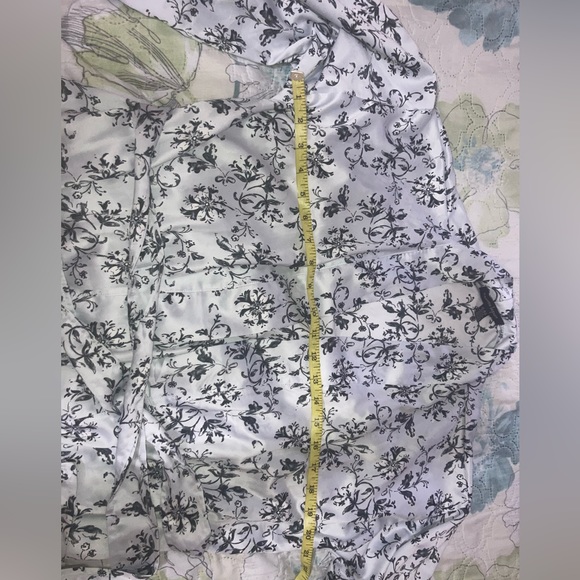 *SOLD* Nanette Lepore Black and White Silk Robe with lace detailing - Picture 3 of 3